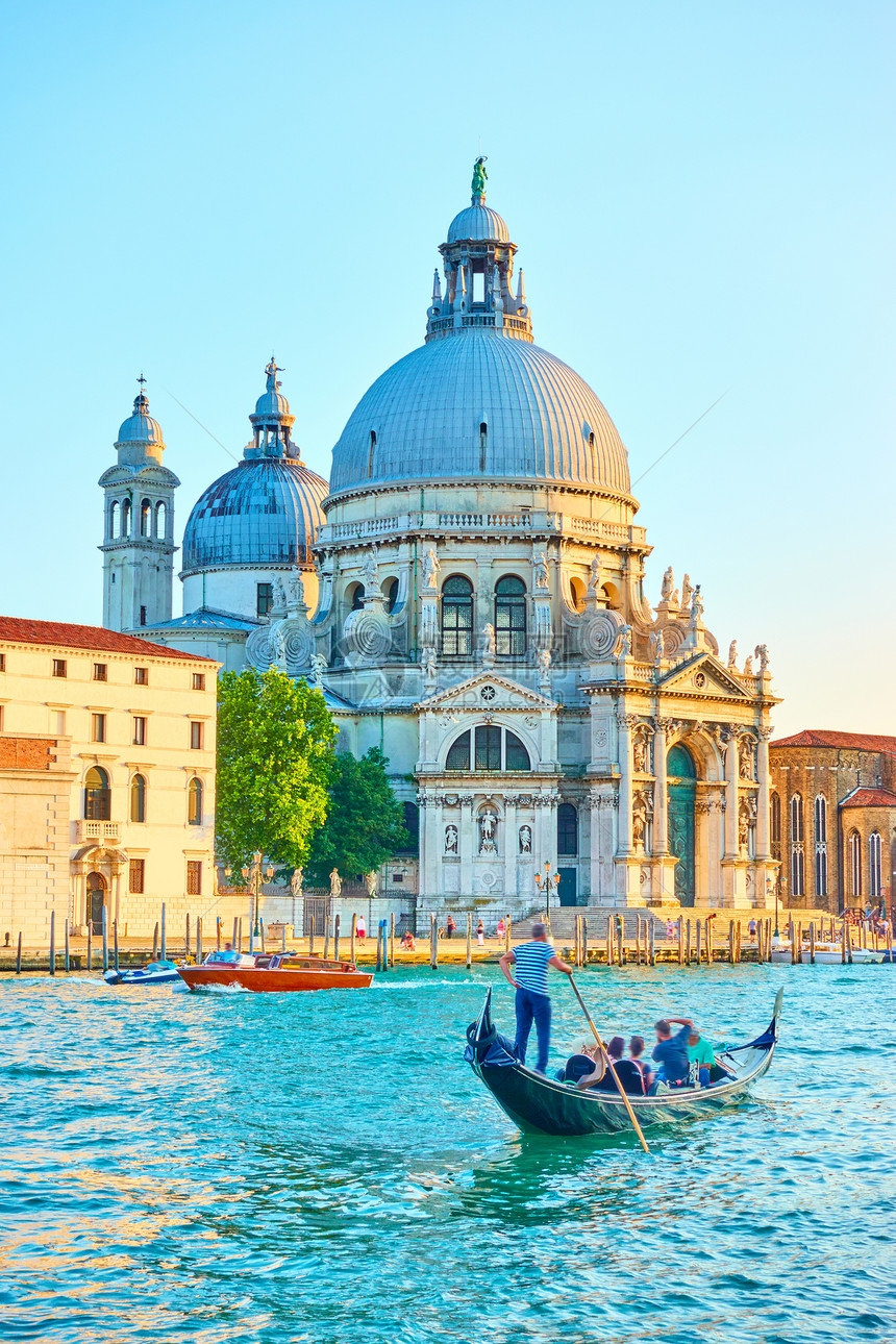 意大利威尼斯运河和圣玛丽亚教堂图片