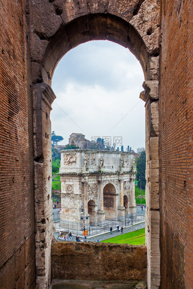 透过意大利罗马浩劫的拱门观望君士坦丁之拱门图片