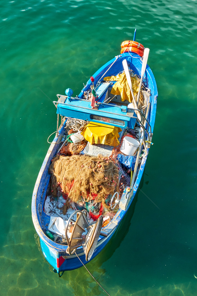 装有船在内海上捕鱼的奥马尔渔船图片