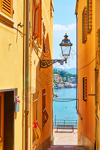意大利热那亚附近Bogliasco镇通往大海的老街道图片