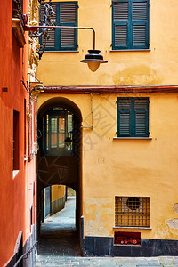 意大利热那亚市旧狭窄街道图片