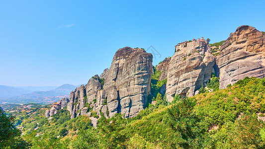 Meteora的岩石山脊全景与Varlaam修道院在悬崖顶端希腊景观图片