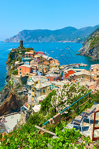 意大利古里亚州辛克特尔海边悬崖的Vernazza镇图片