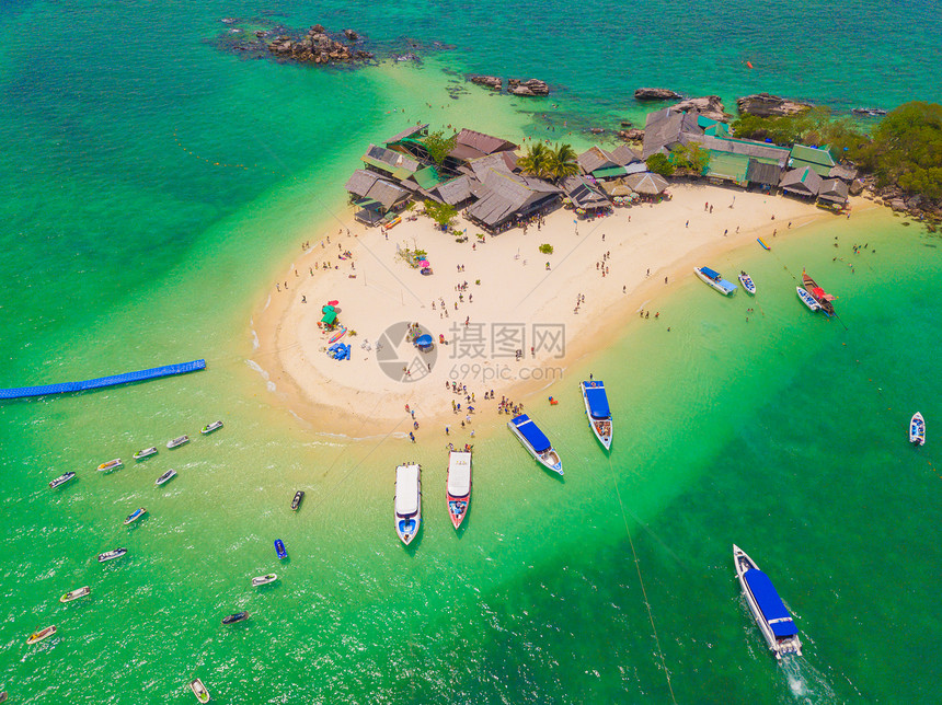 一个小岛KohKhai海滩的空中景象那里有人群游客蓝色绿的海水和安达曼夏季在泰国普吉岛旅行自然景观图片