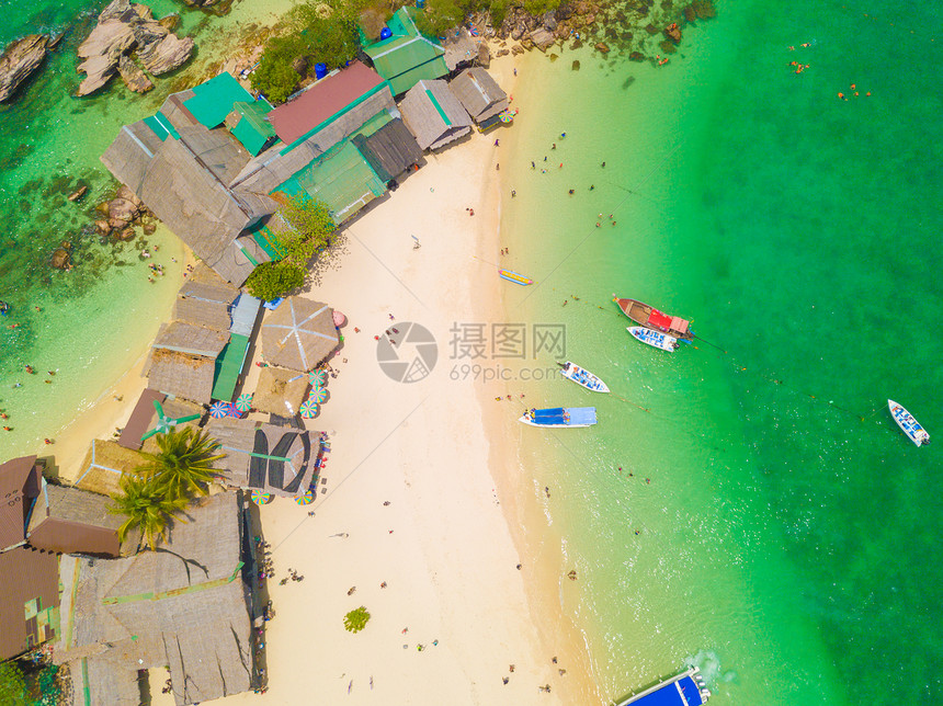 一个小岛KohKhai海滩的空中景象那里有人群游客蓝色绿的海水和安达曼夏季在泰国普吉岛旅行自然景观图片