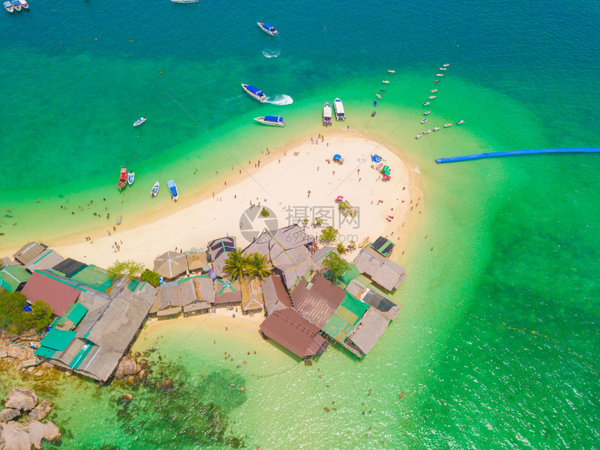 一个小岛KohKhai海滩的空中景象那里有人群游客蓝色绿的海水和安达曼夏季在泰国普吉岛旅行自然景观图片