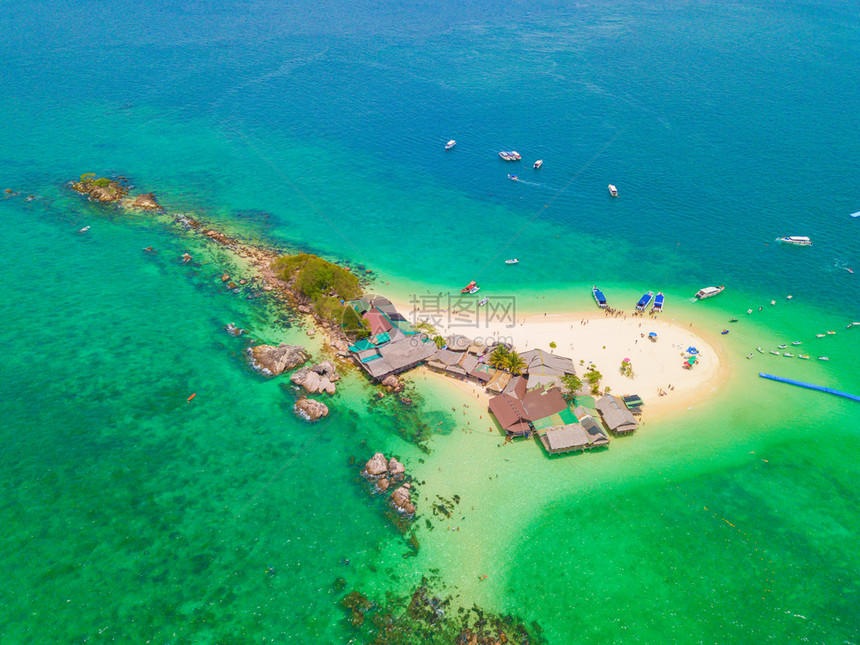 一个小岛KohKhai海滩的空中景象那里有人群游客蓝色绿的海水和安达曼夏季在泰国普吉岛旅行自然景观图片