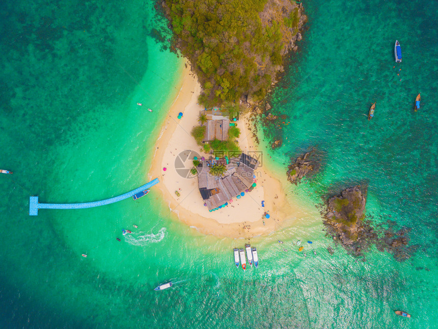 一个小岛KohKhai海滩的空中景象那里有人群游客蓝色绿的海水和安达曼夏季在泰国普吉岛旅行自然景观图片