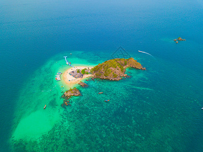 海里一个小岛一个小岛KohKhai海滩的空中景象那里有人群游客蓝色绿的海水和安达曼夏季在泰国普吉岛旅行自然景观背景