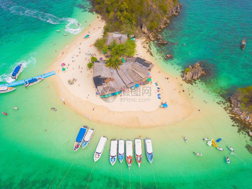 一个小岛KohKhai海滩的空中景象那里有人群游客蓝色绿的海水和安达曼夏季在泰国普吉岛旅行自然景观图片