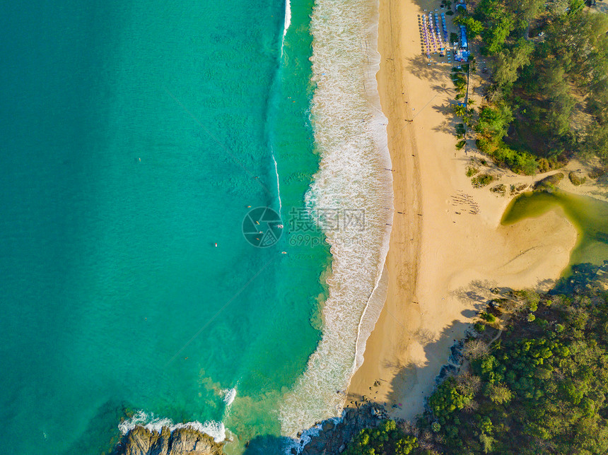 夏季在泰国普吉岛游览时以蓝绿的海水山丘热带绿林树和安达曼海对巴东滩的空中景象图片