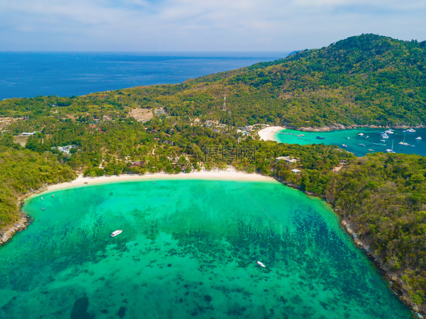 夏季在泰国普吉岛游览时以蓝绿的海水山丘热带绿林树和安达曼海对巴东滩的空中景象图片