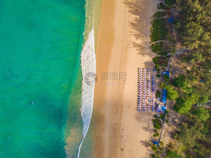 夏季在泰国普吉岛游览时以蓝绿的海水山丘热带绿林树和安达曼海对巴东滩的空中景象图片