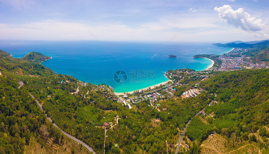 夏季在泰国普吉岛游览时以蓝绿的海水山丘热带绿林树和安达曼海对巴东滩的空中景象图片