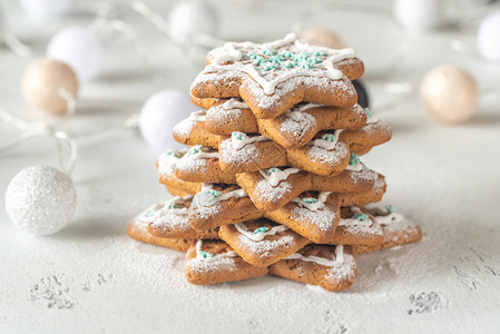 白木底的自制姜饼圣诞树图片