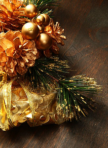 木头上美丽的红色和金圣诞节装饰品图片