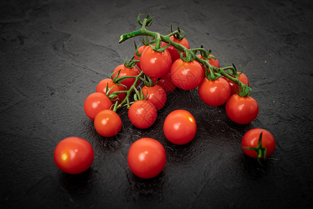 黑色背景的新鲜樱桃西红柿图片