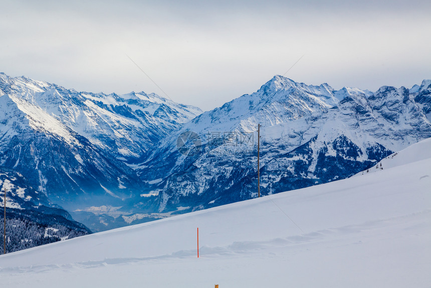 瑞士苏威阿尔卑斯山的冬季图片