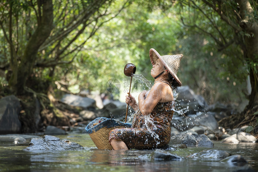 Asaia老年妇女淋浴在农村生活的河流自然中农村民的高级女农民自然斯帕人图片