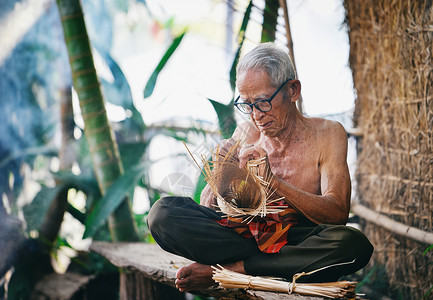亚洲生活年老的男人祖父在家工作严重老年男子生活在农村中的人图片