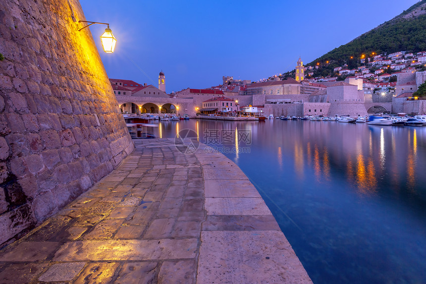旧港和城Dubrovnikdurring清晨蓝色时钟克罗地亚旧港Dubrovnik旧港图片