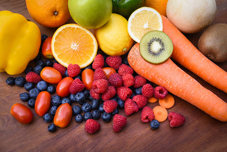 热带新鲜水果和蔬菜的堆积丰富多彩和蔬菜夏季健康食品图片