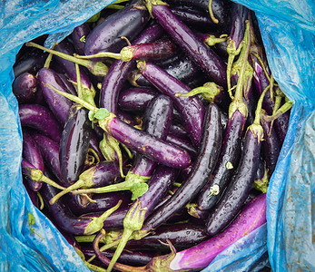 蔬菜市场销售的紫色水果图片