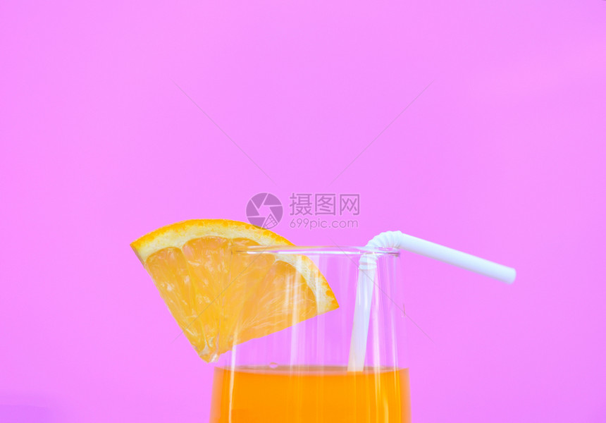 夏季橙汁以粉红背景的玻璃杯中橙子果有选择地聚焦图片