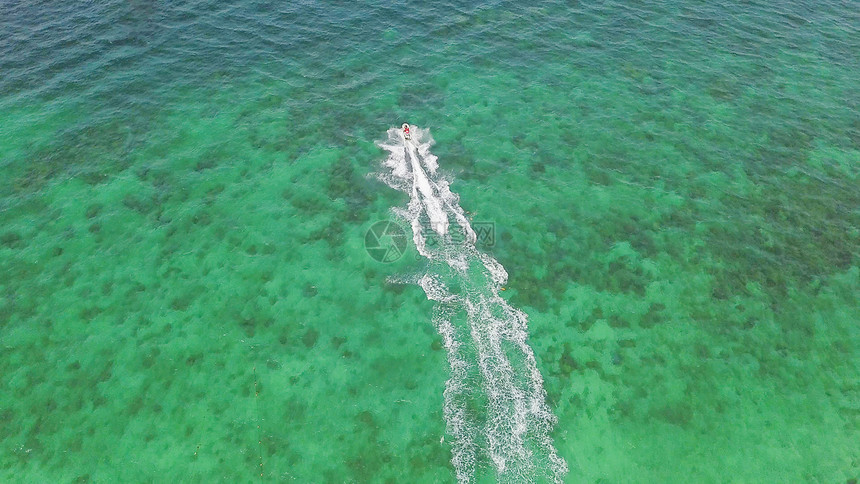泰国普吉岛夏季的安达曼海清蓝绿水的船舶空中观察海洋物质形态中的水壁纸背景图片