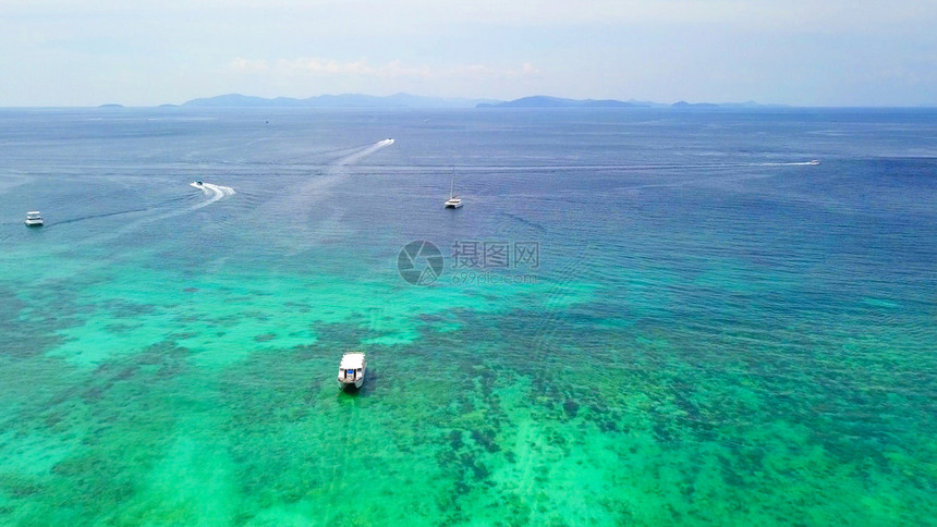 泰国普吉岛夏季的安达曼海清蓝绿水的船舶空中观察海洋物质形态中的水壁纸背景图片