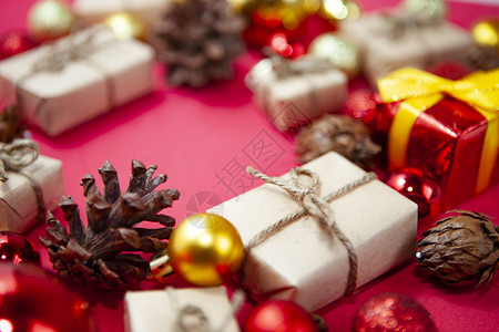 圣诞快乐礼物包子带圣诞装饰品的糖果图片