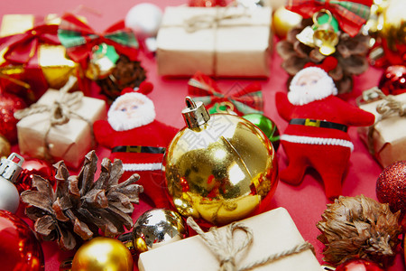 圣诞快乐礼物包子带圣诞装饰品的糖果图片