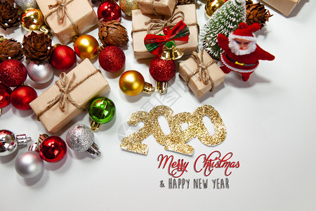 圣诞快乐和新年20年圣诞礼物包子带圣诞装饰品的糖果顶级风景白色背的圣诞家庭传统背景图片