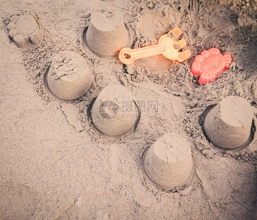 海滩上的玩具沙孩子们暑假节日快乐图片