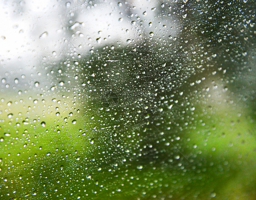 玻璃上的雨滴有水和自然模糊背景的雨天窗玻璃图片