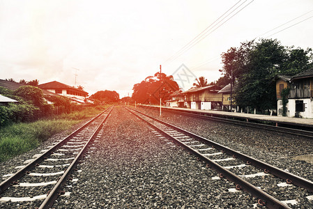 农村古老旧电影风格的火车站铁路的轨列图片