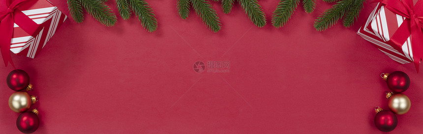 红色背景有圣诞礼物盒和装饰品图片