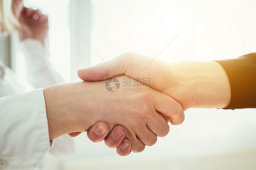 男人和女在握手近形象人际关系的概念图片