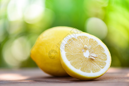 关闭柠檬切片和夏季自然背景的柠檬水果图片