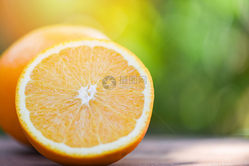 夏季自然背景的新鲜橙子水果切片半图片