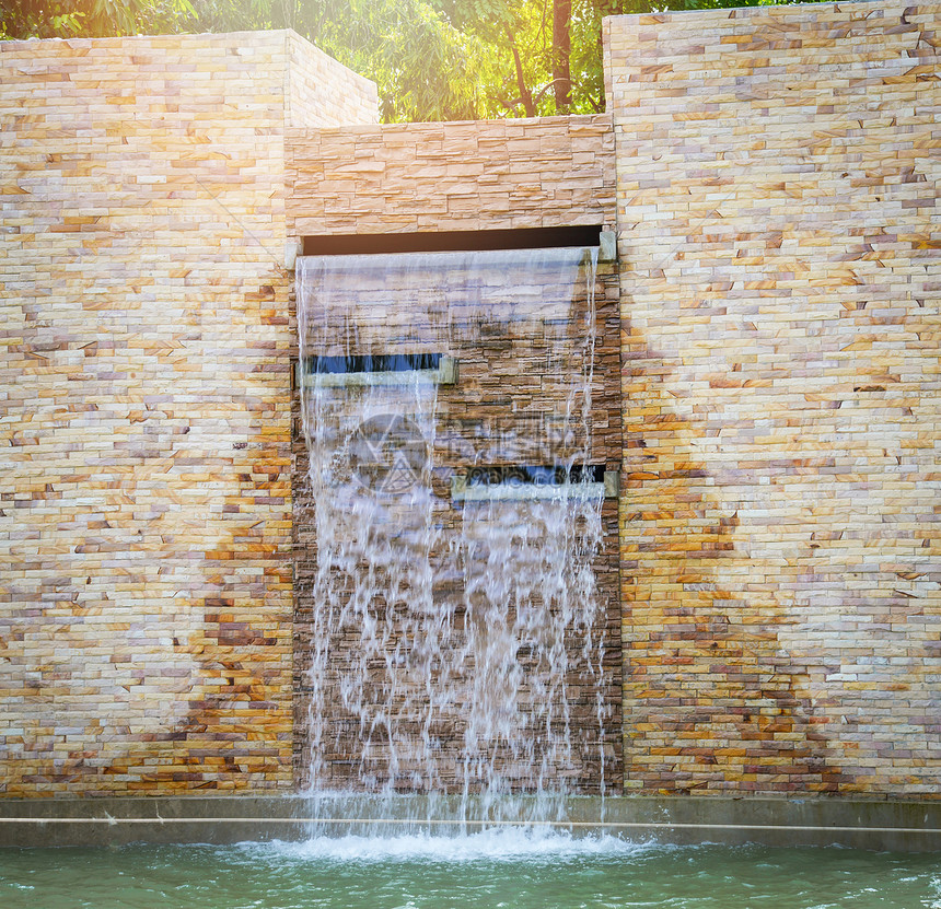 石砖瀑布墙和水池花园的美设计装饰图片