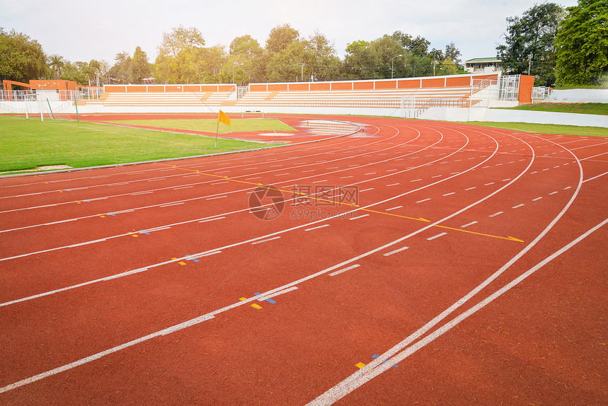 体育场的田径红色赛道户外运动场有绿田白线图片