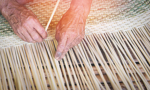 编织竹篮木老年人手工制作的亚洲自然产品篮子图片