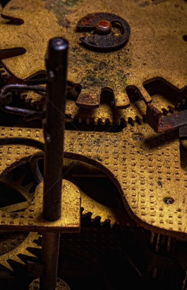 一个老旧的肮脏生锈黄铜时钟配着布谷齿轮古老的泥土装置图片