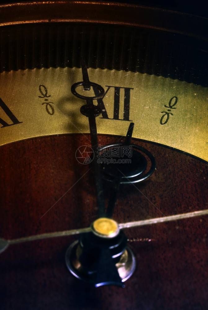 12o时钟显示的旧模拟时钟手头的关闭旧老钟表图片