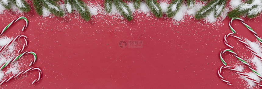 季节圣诞糖果甘蔗装饰红底加上雪图片