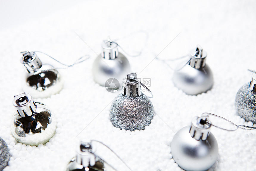 圣诞卡用金面包球装饰品银白色背景的装饰品模糊灯光bokeh柔软中立温暖的颜色和圣诞快乐的文字作插图图片