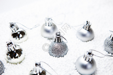 圣诞卡用金面包球装饰品银白色背景的装饰品模糊灯光bokeh柔软中立温暖的颜色和圣诞快乐的文字作插图背景图片