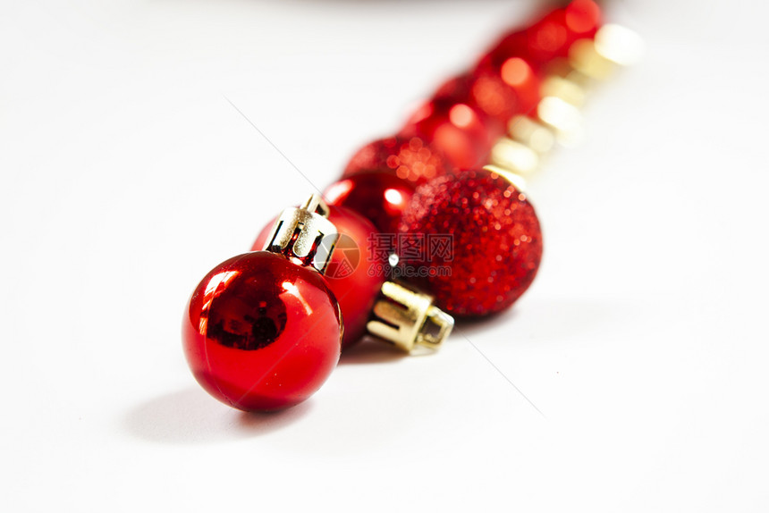 红圣诞节球和温柔的bokoh图片