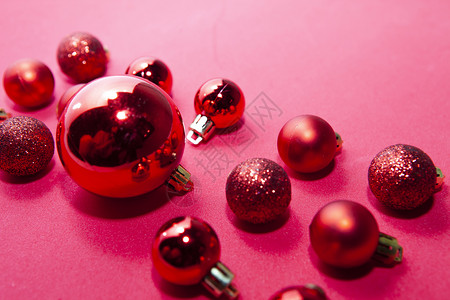 红圣诞节球和温柔的bokoh图片